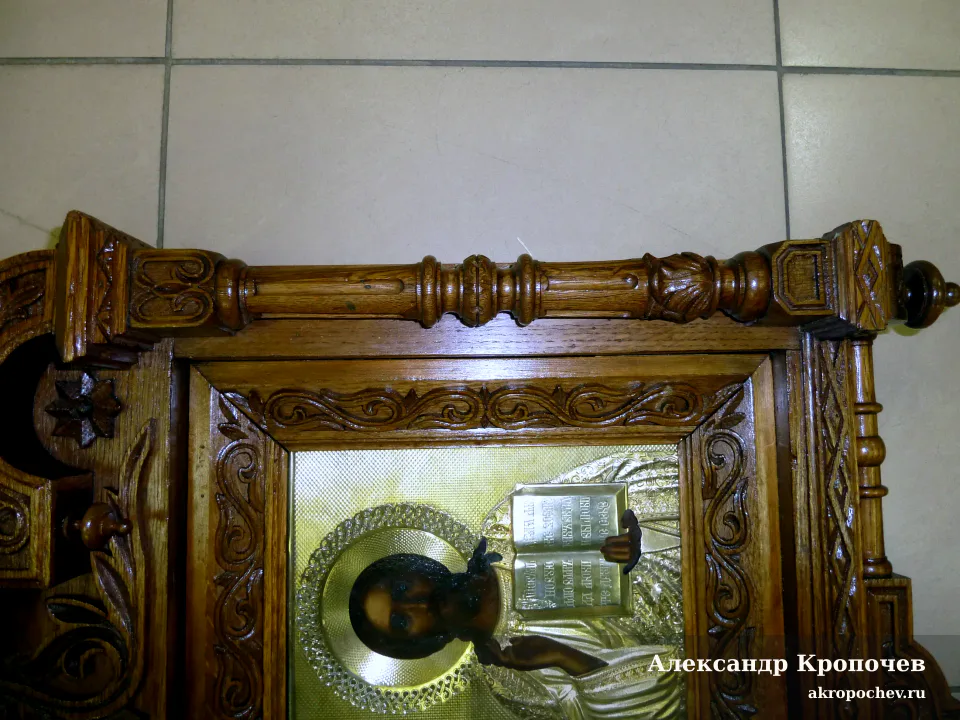 Деталь фронта киота с иконой