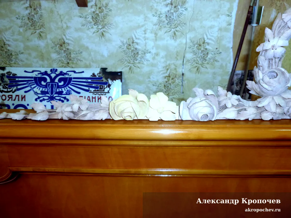Резные розы на детали кровати