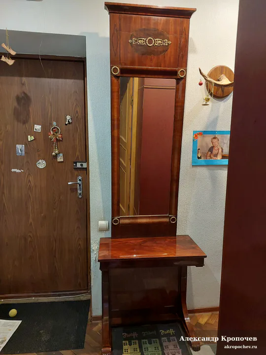 Подзеркальный стол из красного дерева — после реставрации