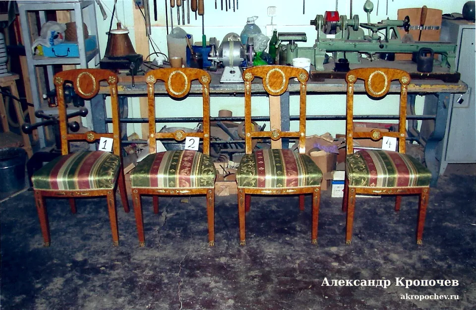Ряд реставрированных кресел