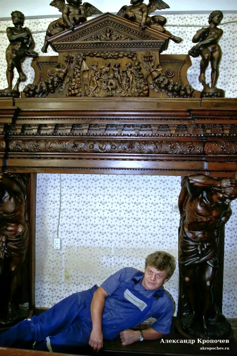 Резной камин XVIII века