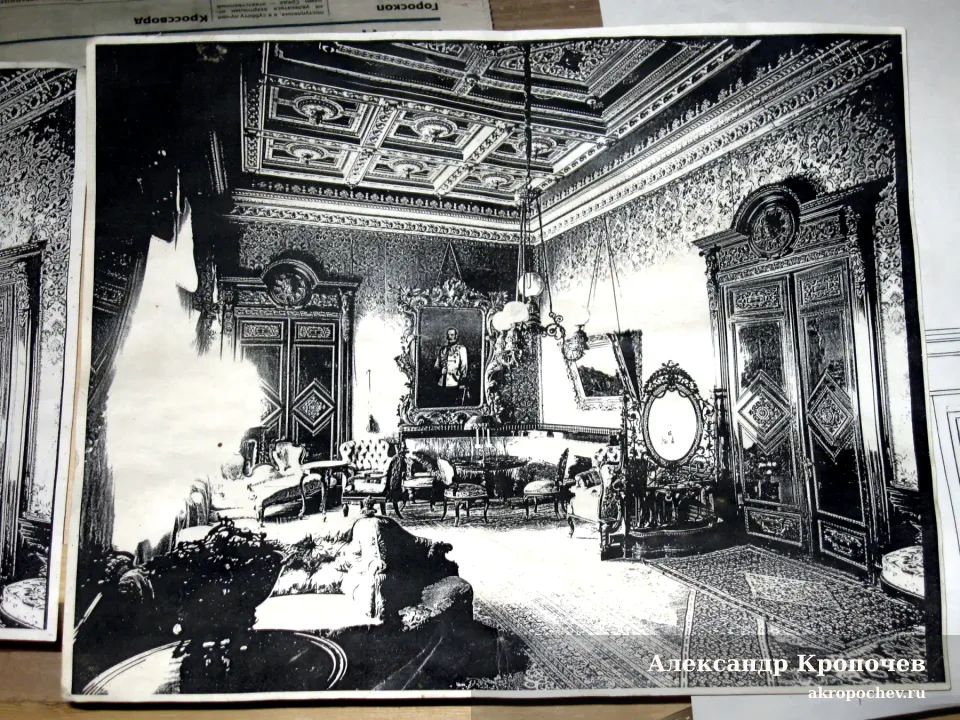 Историческая фотография интерьера с дверными порталами