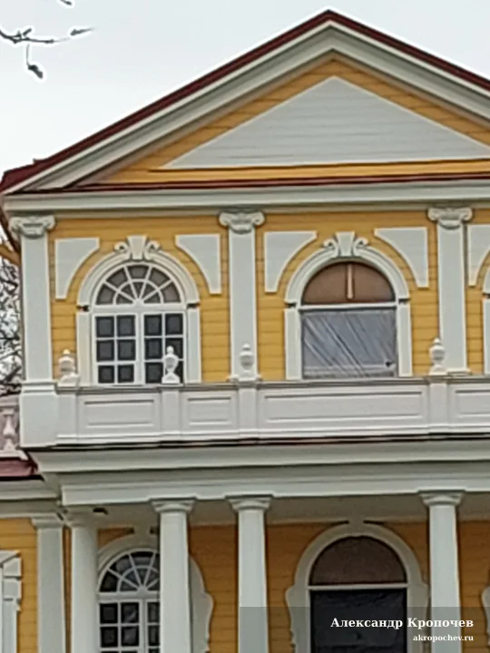 Капители дворца Петра I в Стрельне — после установки